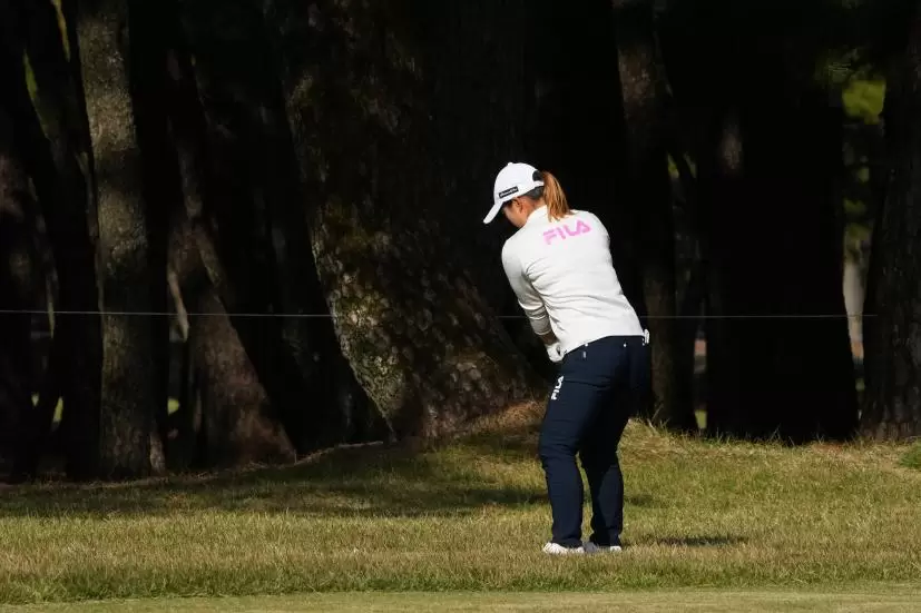 西郷真央のユーティリティスイング（ラフ）連続写真【2021年JLPGAツアーチャンピオンシップリコーカップ】