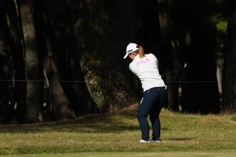 西郷真央のユーティリティスイング（ラフ）連続写真【2021年JLPGAツアーチャンピオンシップリコーカップ】