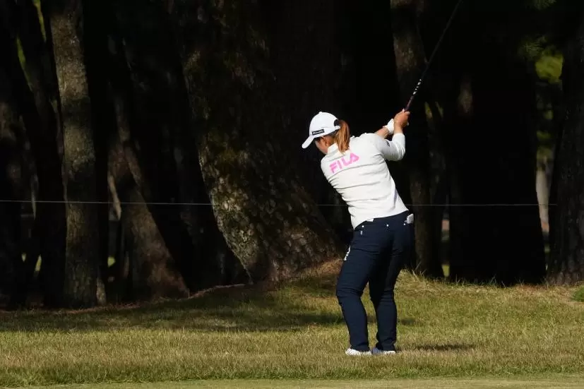 西郷真央のユーティリティスイング（ラフ）連続写真【2021年JLPGAツアーチャンピオンシップリコーカップ】