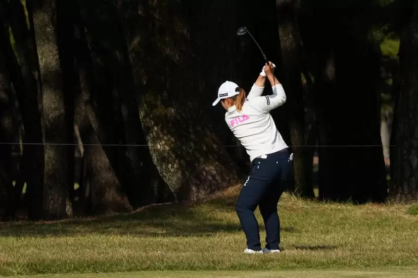 西郷真央のユーティリティスイング（ラフ）連続写真【2021年JLPGAツアーチャンピオンシップリコーカップ】