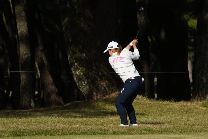 西郷真央のユーティリティスイング（ラフ）連続写真【2021年JLPGAツアーチャンピオンシップリコーカップ】