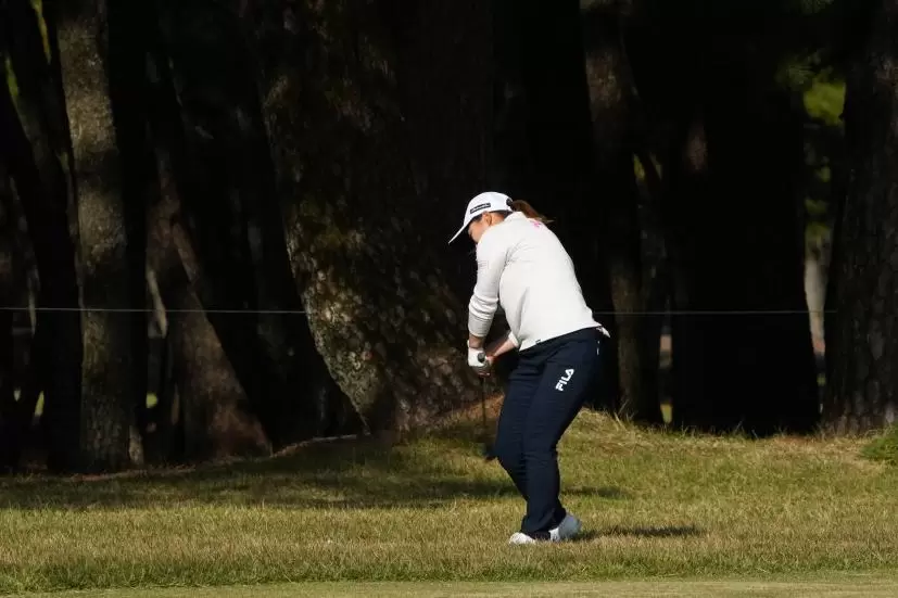西郷真央のユーティリティスイング（ラフ）連続写真【2021年JLPGAツアーチャンピオンシップリコーカップ】