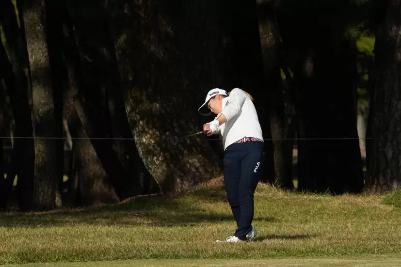西郷真央のユーティリティスイング（ラフ）連続写真【2021年JLPGAツアーチャンピオンシップリコーカップ】