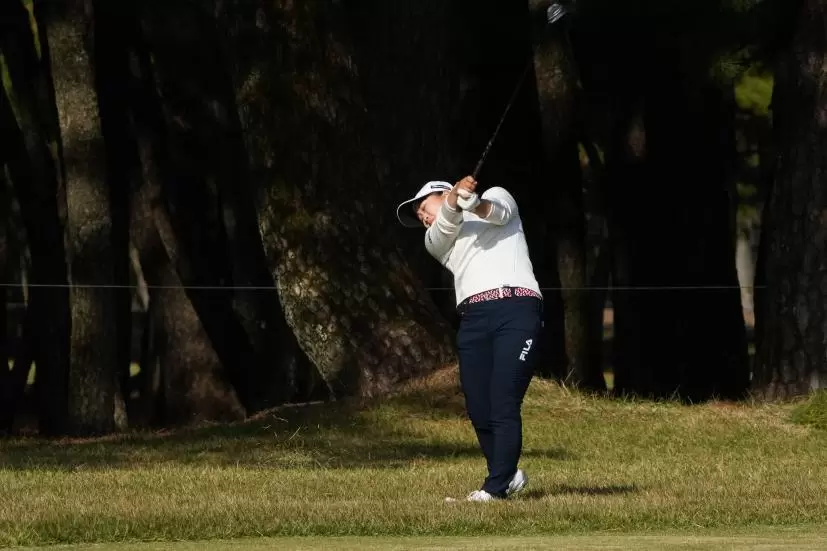 西郷真央のユーティリティスイング（ラフ）連続写真【2021年JLPGAツアーチャンピオンシップリコーカップ】