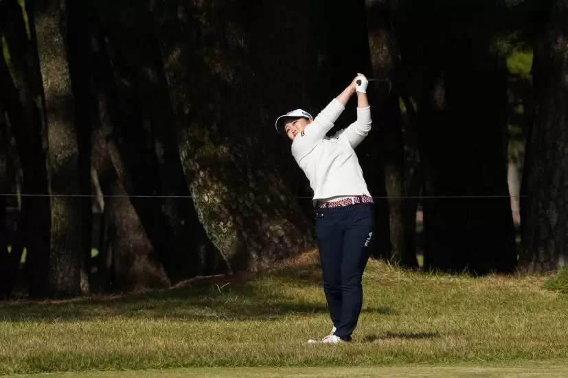 西郷真央のユーティリティスイング（ラフ）連続写真【2021年JLPGAツアーチャンピオンシップリコーカップ】