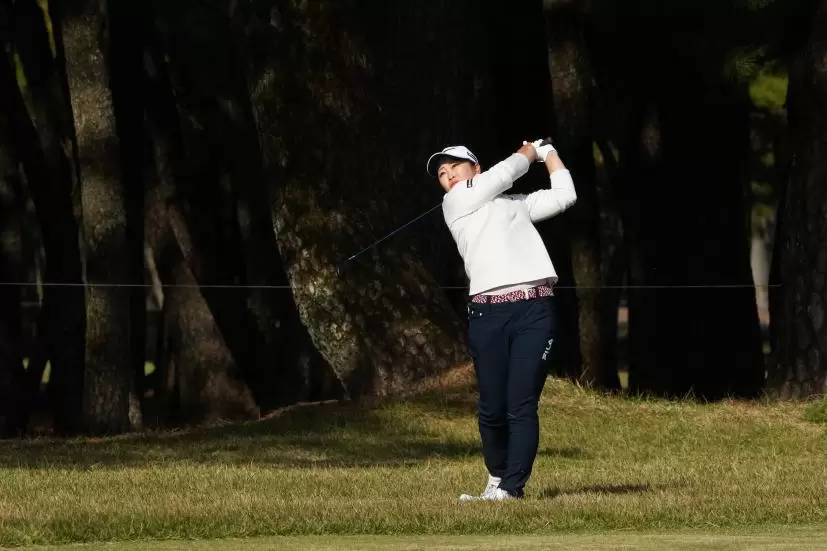 西郷真央のユーティリティスイング（ラフ）連続写真【2021年JLPGAツアーチャンピオンシップリコーカップ】