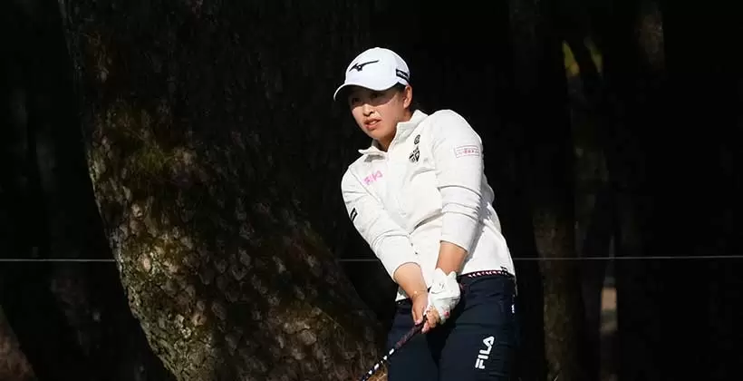 西郷真央のユーティリティスイング（ラフ）連続写真【2021年JLPGAツアーチャンピオンシップリコーカップ】