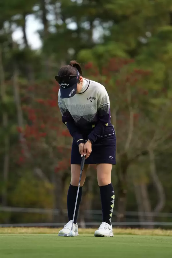 西村優菜のパッティングストローク（斜め前方）連続写真【2021年JLPGAツアーチャンピオンシップリコーカップ】
