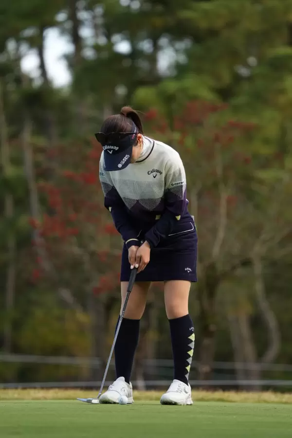 西村優菜のパッティングストローク（斜め前方）連続写真【2021年JLPGAツアーチャンピオンシップリコーカップ】