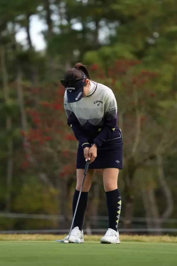 西村優菜のパッティングストローク（斜め前方）連続写真【2021年JLPGAツアーチャンピオンシップリコーカップ】