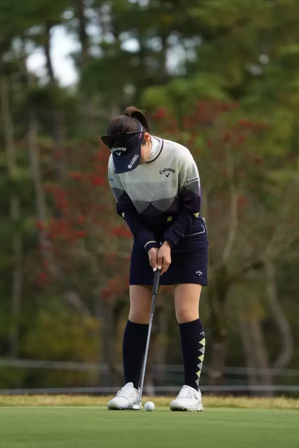西村優菜のパッティングストローク（斜め前方）連続写真【2021年JLPGAツアーチャンピオンシップリコーカップ】