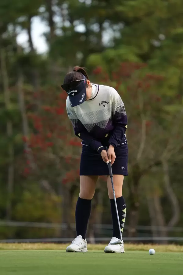 西村優菜のパッティングストローク（斜め前方）連続写真【2021年JLPGAツアーチャンピオンシップリコーカップ】