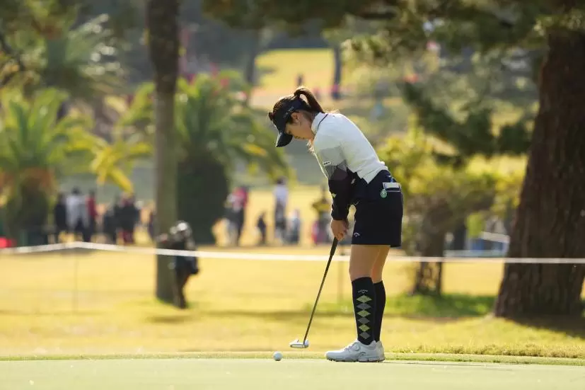西村優菜のパッティングストローク（側面）連続写真【2021年JLPGAツアーチャンピオンシップリコーカップ】