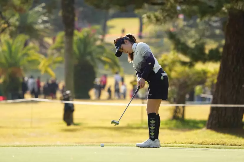 西村優菜のパッティングストローク（側面）連続写真【2021年JLPGAツアーチャンピオンシップリコーカップ】