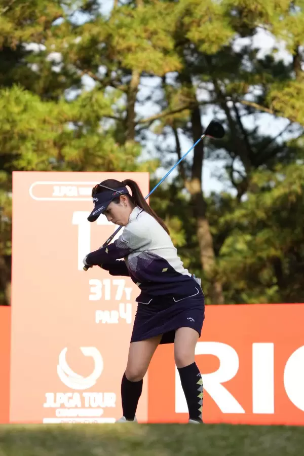 西村優菜のドライバースイング（斜め前方）連続写真【2021年JLPGAツアーチャンピオンシップリコーカップ】