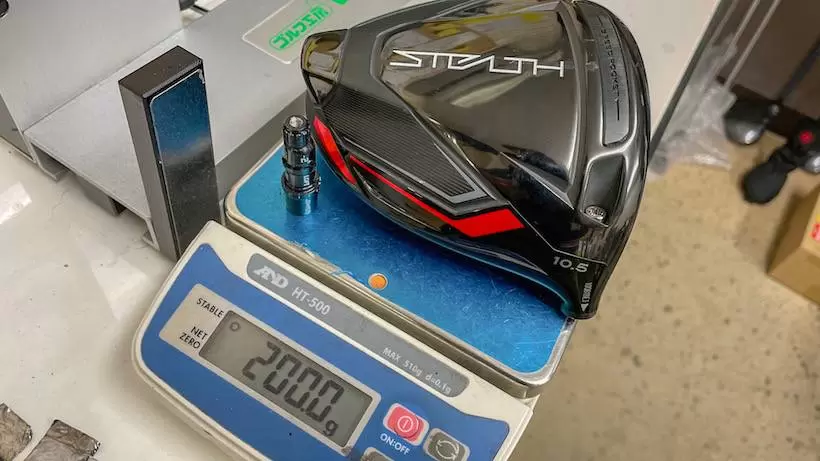 テーラーメイド ステルス シリーズをリシャフトするためヘッド重量を計測