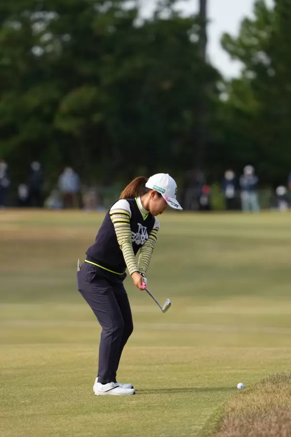 古江彩佳のアイアンスイング（後方）連続写真【2021年JLPGAツアーチャンピオンシップリコーカップ】