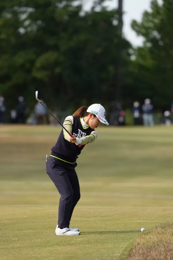 古江彩佳のアイアンスイング（後方）連続写真【2021年JLPGAツアーチャンピオンシップリコーカップ】