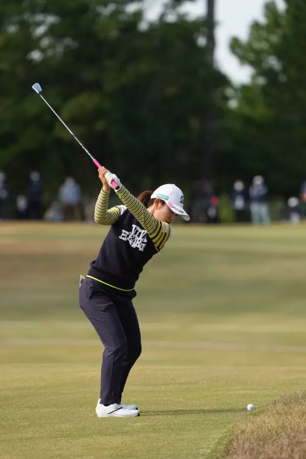 古江彩佳のアイアンスイング（後方）連続写真【2021年JLPGAツアーチャンピオンシップリコーカップ】