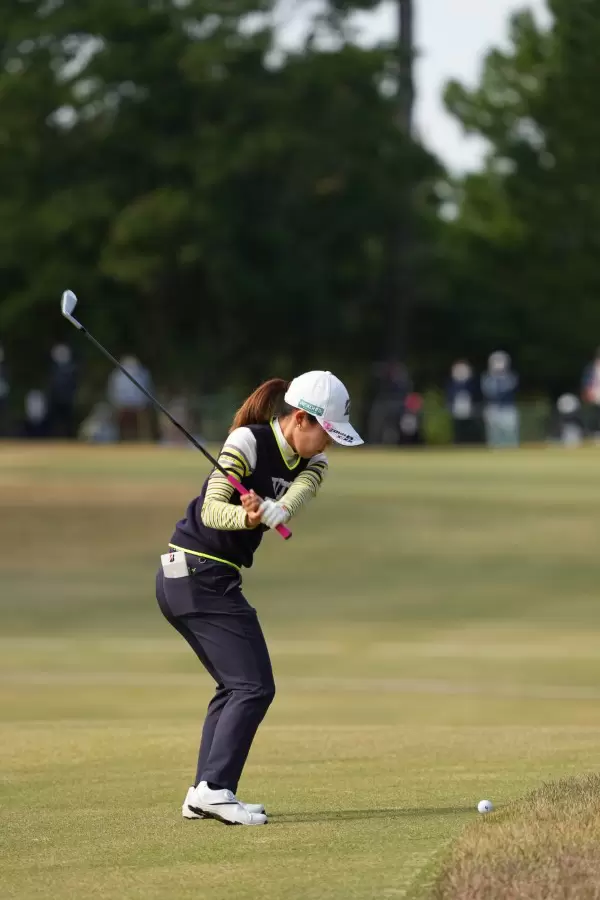 古江彩佳のアイアンスイング（後方）連続写真【2021年JLPGAツアーチャンピオンシップリコーカップ】