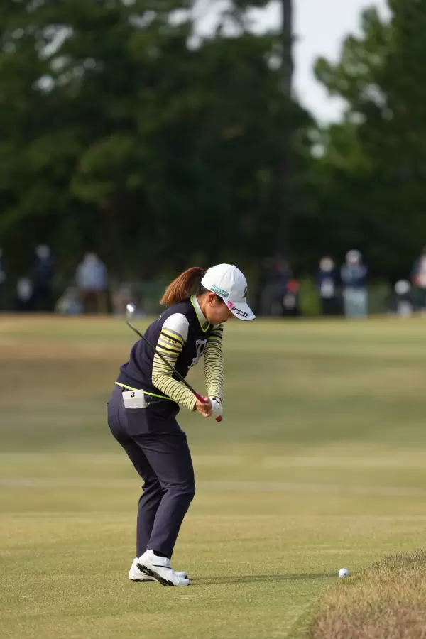 古江彩佳のアイアンスイング（後方）連続写真【2021年JLPGAツアーチャンピオンシップリコーカップ】