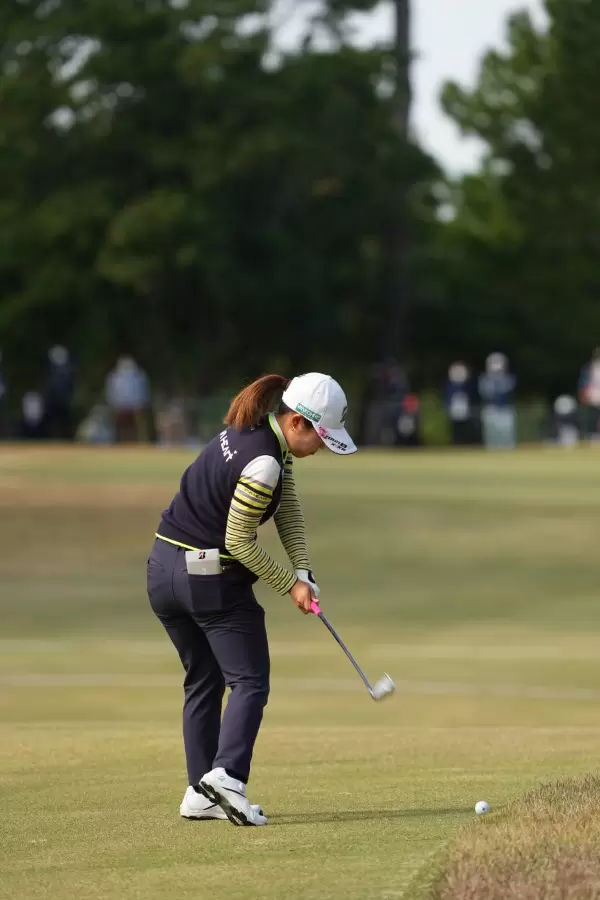 古江彩佳のアイアンスイング（後方）連続写真【2021年JLPGAツアーチャンピオンシップリコーカップ】