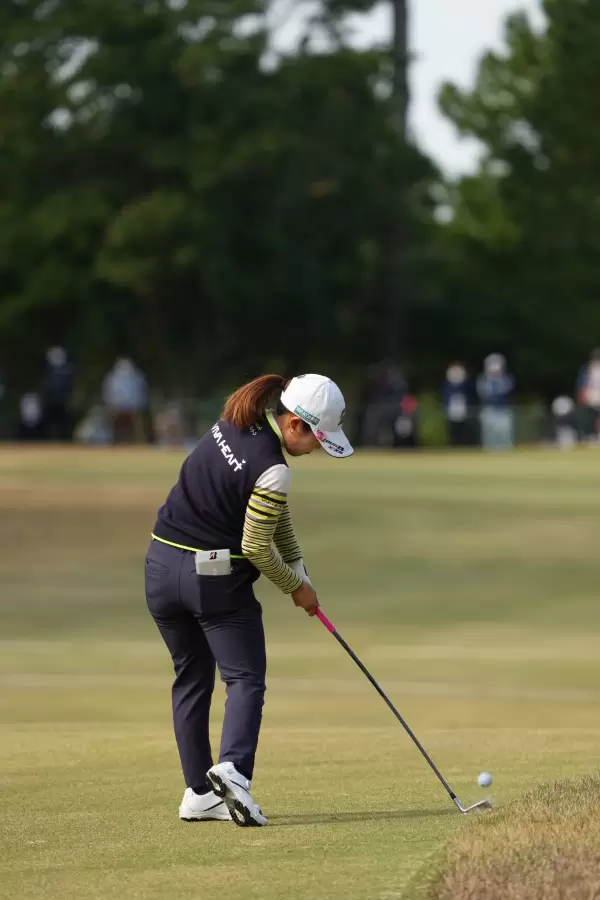 古江彩佳のアイアンスイング（後方）連続写真【2021年JLPGAツアーチャンピオンシップリコーカップ】