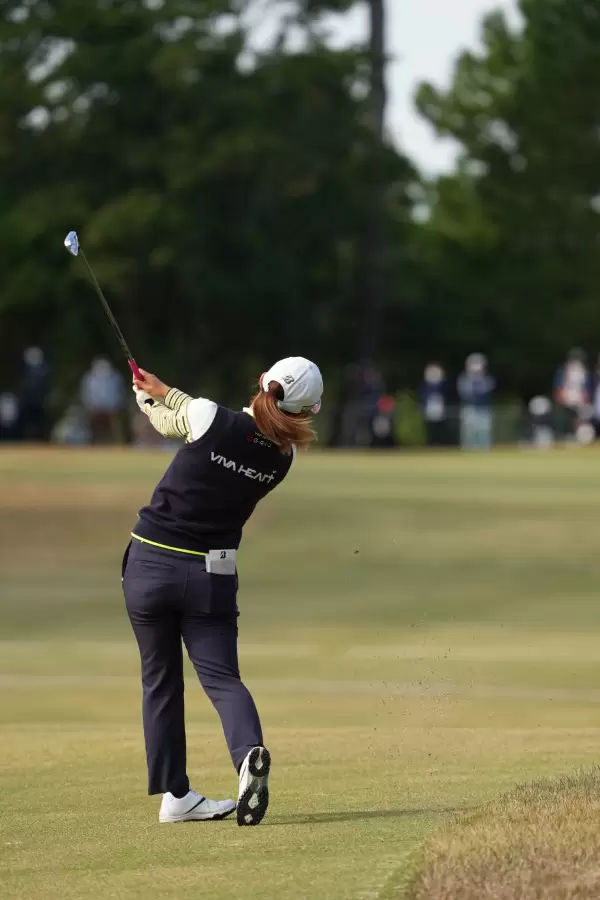 古江彩佳のアイアンスイング（後方）連続写真【2021年JLPGAツアーチャンピオンシップリコーカップ】