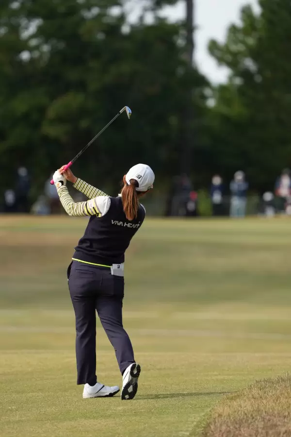 古江彩佳のアイアンスイング（後方）連続写真【2021年JLPGAツアーチャンピオンシップリコーカップ】