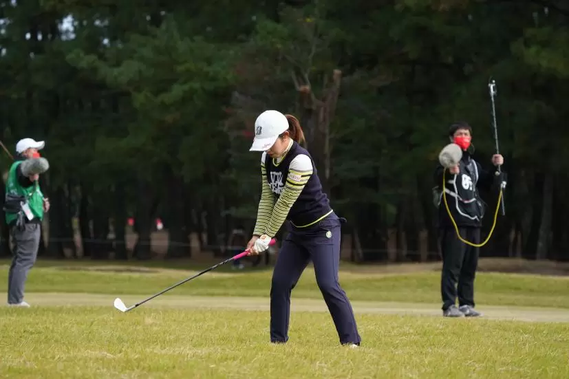 古江彩佳のアイアンスイング（ラフ）連続写真【2021年JLPGAツアーチャンピオンシップリコーカップ】