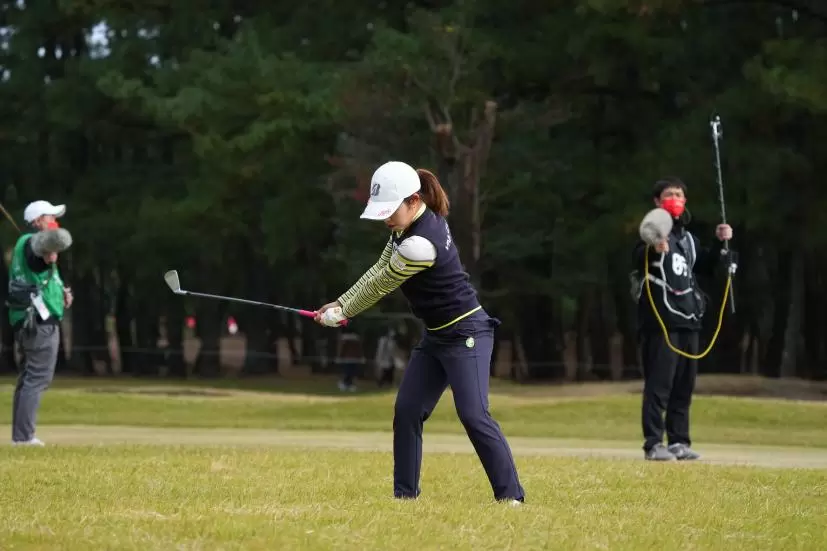 古江彩佳のアイアンスイング（ラフ）連続写真【2021年JLPGAツアーチャンピオンシップリコーカップ】