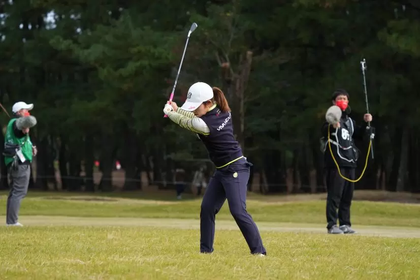 古江彩佳のアイアンスイング（ラフ）連続写真【2021年JLPGAツアーチャンピオンシップリコーカップ】