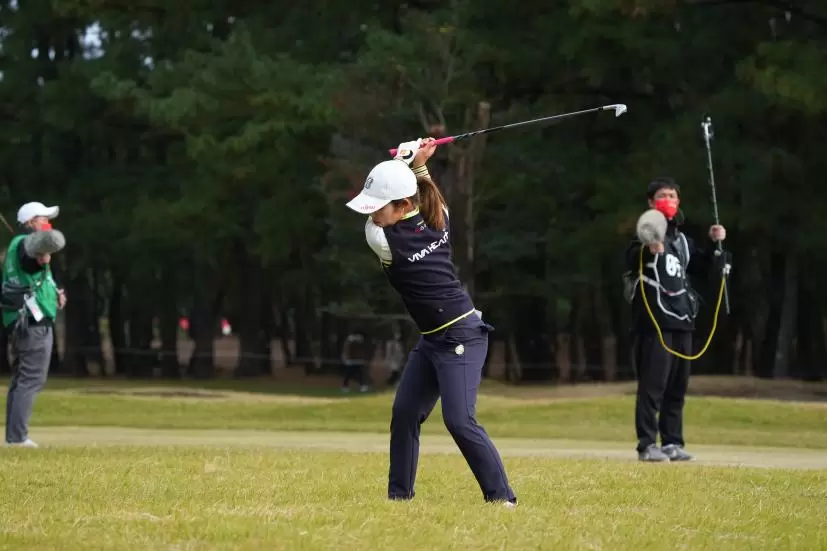 古江彩佳のアイアンスイング（ラフ）連続写真【2021年JLPGAツアーチャンピオンシップリコーカップ】