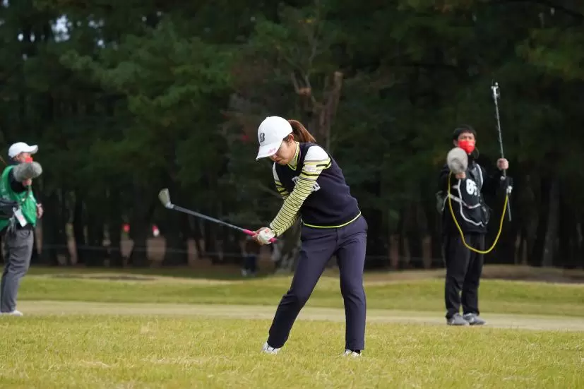 古江彩佳のアイアンスイング（ラフ）連続写真【2021年JLPGAツアーチャンピオンシップリコーカップ】