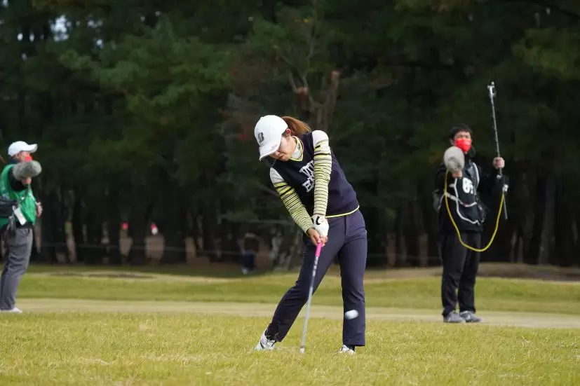 古江彩佳のアイアンスイング（ラフ）連続写真【2021年JLPGAツアーチャンピオンシップリコーカップ】