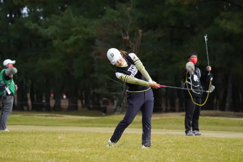 古江彩佳のアイアンスイング（ラフ）連続写真【2021年JLPGAツアーチャンピオンシップリコーカップ】