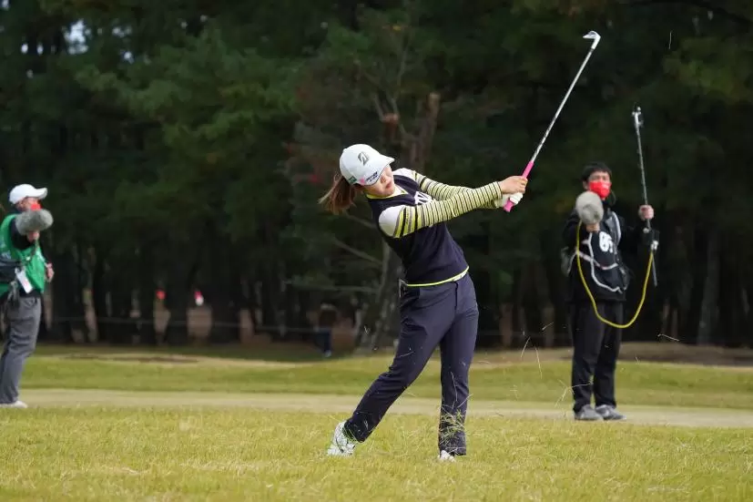 古江彩佳のアイアンスイング（ラフ）連続写真【2021年JLPGAツアーチャンピオンシップリコーカップ】