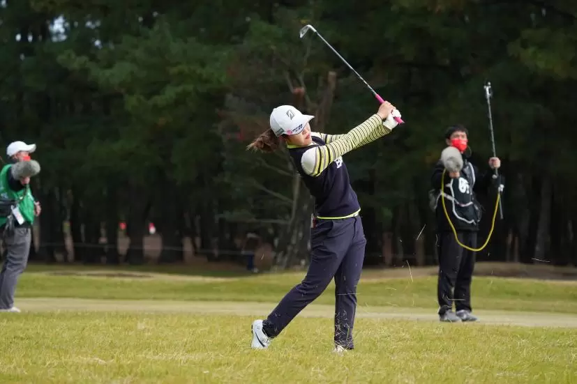 古江彩佳のアイアンスイング（ラフ）連続写真【2021年JLPGAツアーチャンピオンシップリコーカップ】