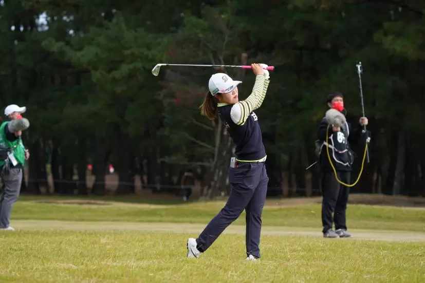 古江彩佳のアイアンスイング（ラフ）連続写真【2021年JLPGAツアーチャンピオンシップリコーカップ】