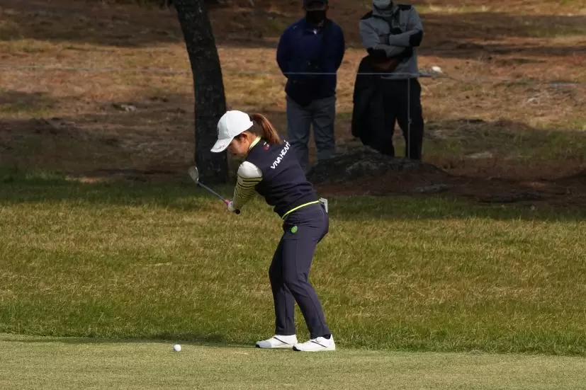 古江彩佳のウェッジスイング（フルスイング）連続写真【2021年JLPGAツアーチャンピオンシップリコーカップ】