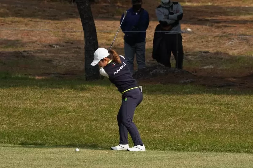 古江彩佳のウェッジスイング（フルスイング）連続写真【2021年JLPGAツアーチャンピオンシップリコーカップ】