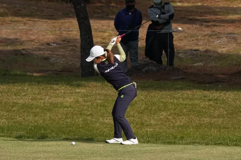 古江彩佳のウェッジスイング（フルスイング）連続写真【2021年JLPGAツアーチャンピオンシップリコーカップ】