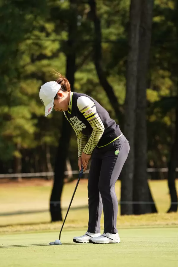 古江彩佳のパッティングストローク（斜め前方）連続写真【2021年JLPGAツアーチャンピオンシップリコーカップ】