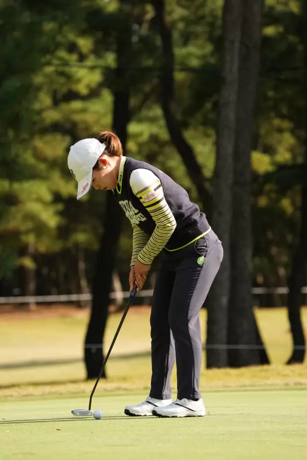 古江彩佳のパッティングストローク（斜め前方）連続写真【2021年JLPGAツアーチャンピオンシップリコーカップ】
