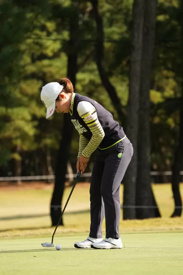 古江彩佳のパッティングストローク（斜め前方）連続写真【2021年JLPGAツアーチャンピオンシップリコーカップ】