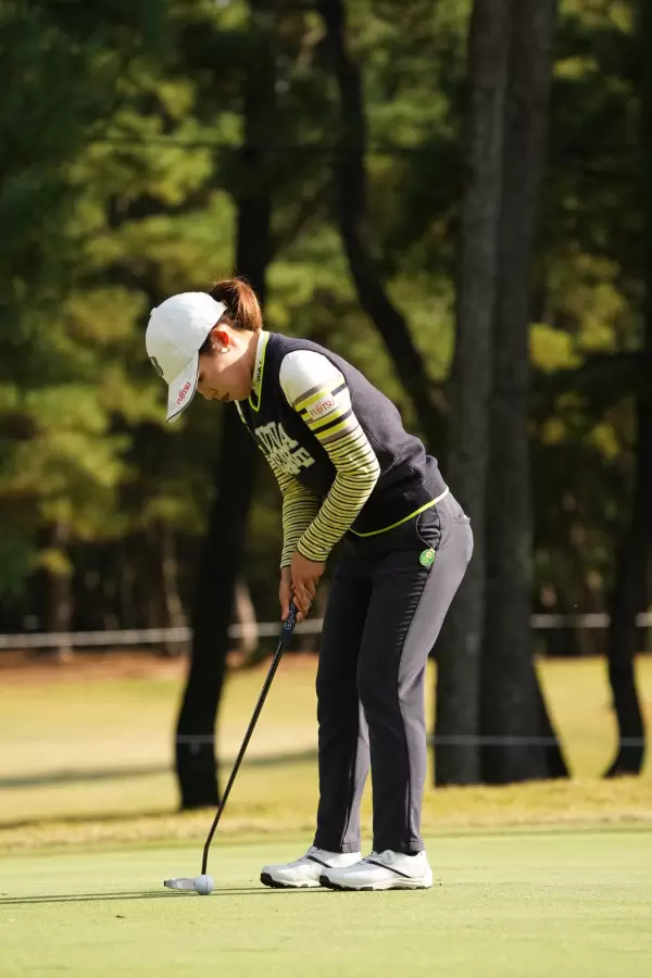 古江彩佳のパッティングストローク（斜め前方）連続写真【2021年JLPGAツアーチャンピオンシップリコーカップ】
