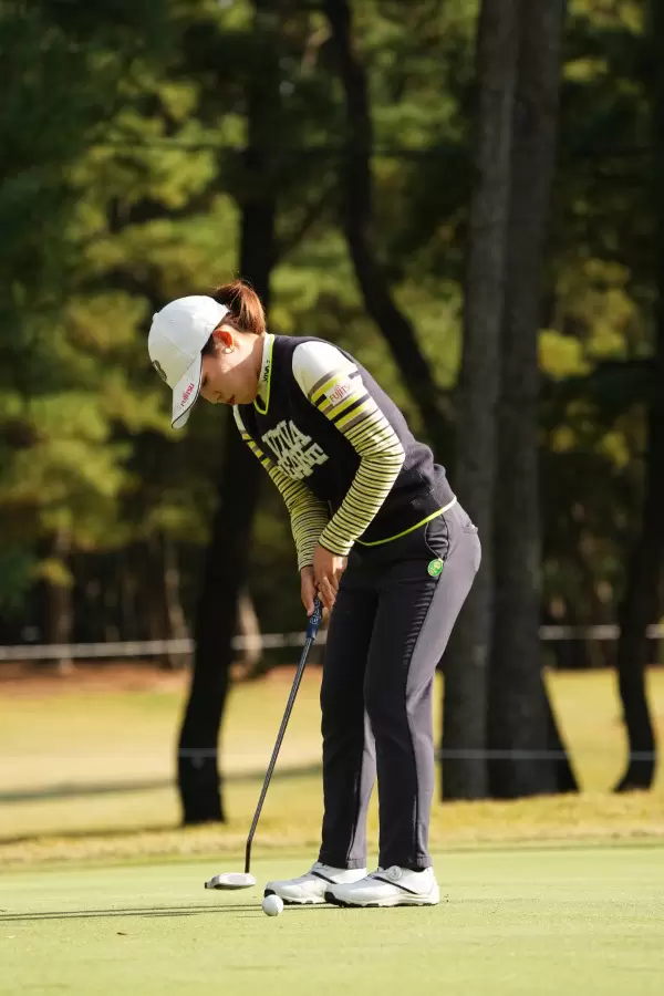 古江彩佳のパッティングストローク（斜め前方）連続写真【2021年JLPGAツアーチャンピオンシップリコーカップ】