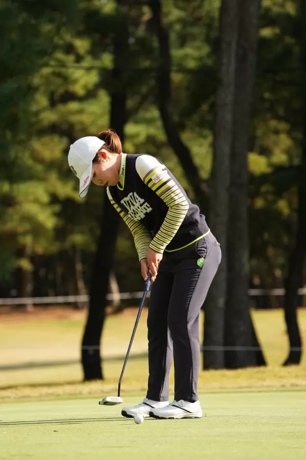 古江彩佳のパッティングストローク（斜め前方）連続写真【2021年JLPGAツアーチャンピオンシップリコーカップ】