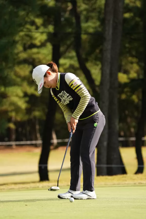 古江彩佳のパッティングストローク（斜め前方）連続写真【2021年JLPGAツアーチャンピオンシップリコーカップ】