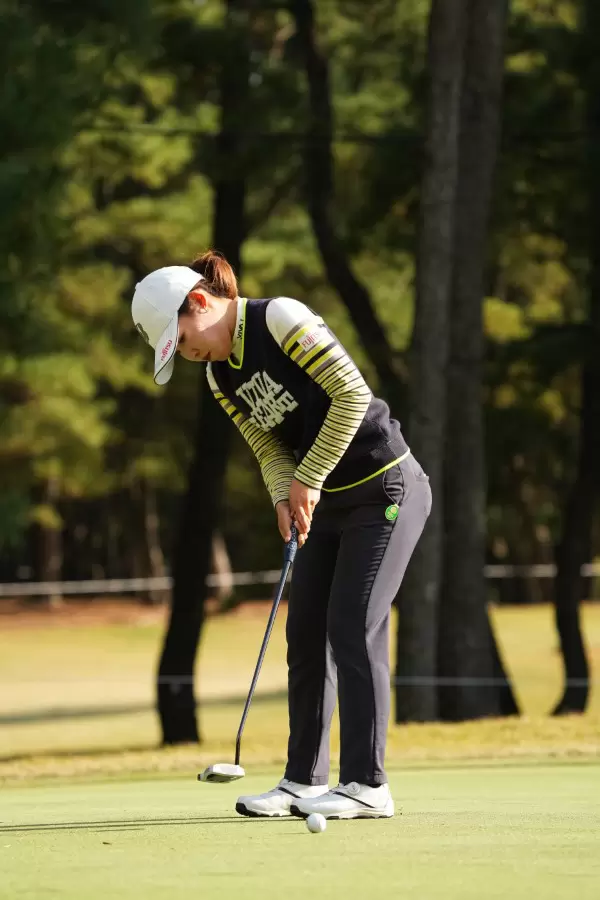 古江彩佳のパッティングストローク（斜め前方）連続写真【2021年JLPGAツアーチャンピオンシップリコーカップ】